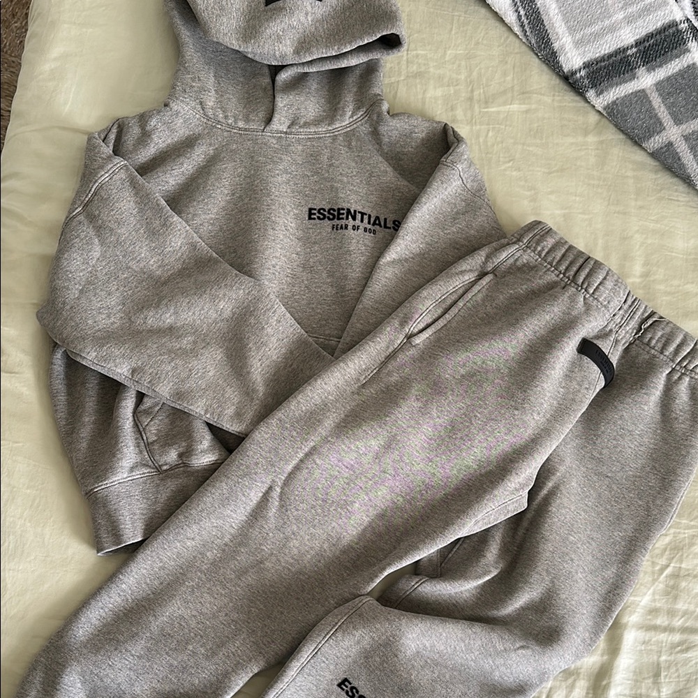 Essentials Fear of God Heather Gray Hoodie

🚚 Ships fast!